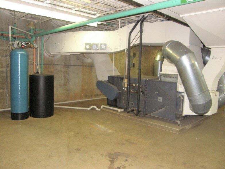 More Photos Of 2112 Industrial Dr, Niles Manufacturing For Sale