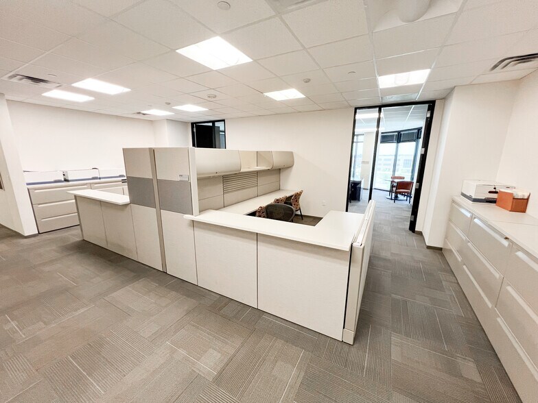 More Photos Of 303 Veterans Airpark Ln, Midland Office For Lease