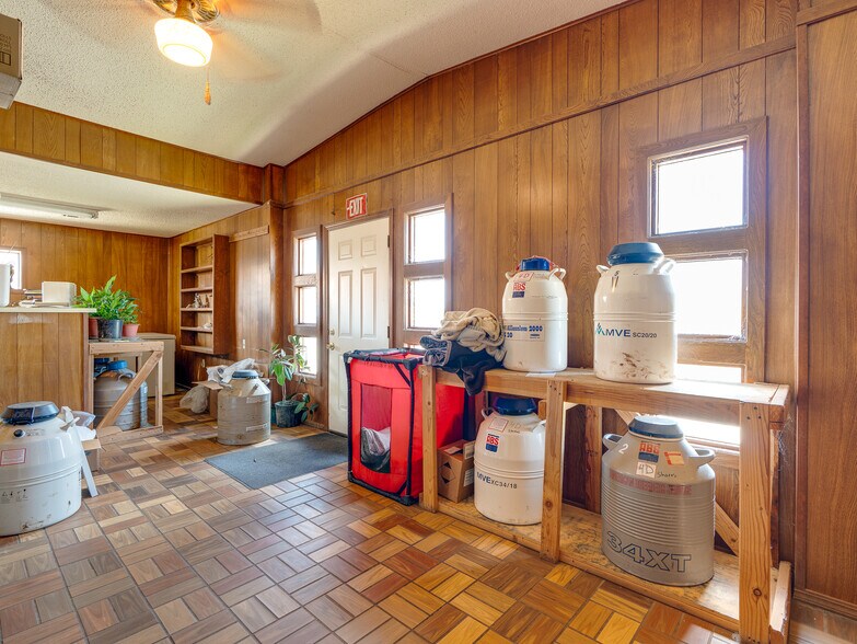 More Photos Of 1853 S Broadway St, Coalgate Flex For Sale