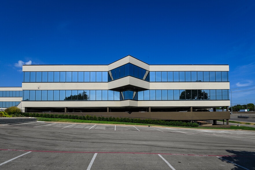 More Photos Of 6600 Lyndon B Johnson Fwy, Dallas Office For Lease