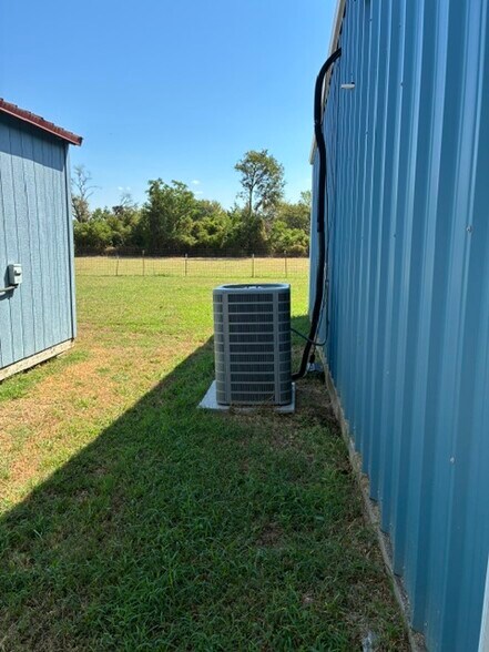 More Photos Of 19059 State Highway 274, Kemp Warehouse For Sale