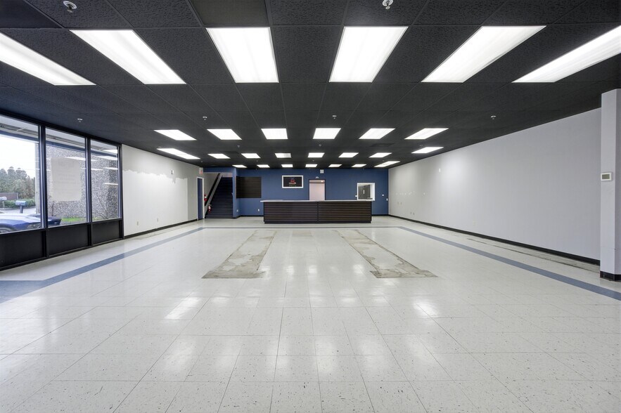 More Photos Of 390 Lancaster Dr NE, Salem Freestanding For Sale