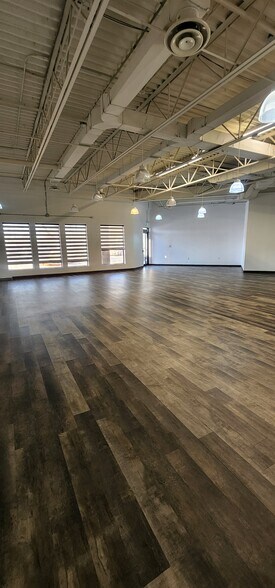 More Photos Of 1390 Walker Rd, Windsor Storefront For Lease
