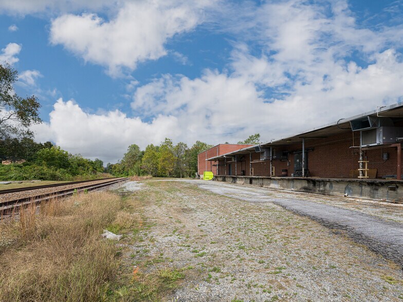 More Photos Of 701 Oriole Dr, Hendersonville Warehouse For Sale