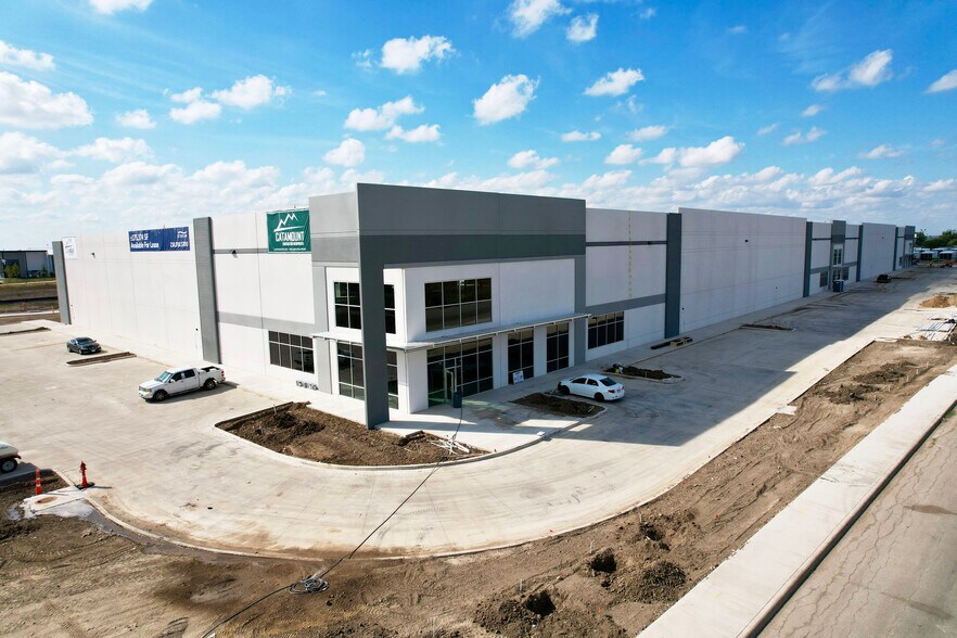 More Photos Of Freeport Rd @ SW Loop 410, Von Ormy Manufacturing For Lease