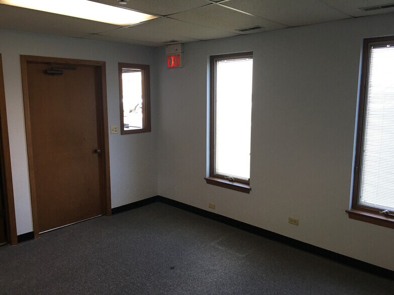 More Photos Of 1201-1219 Paramount Pky, Batavia Warehouse For Lease