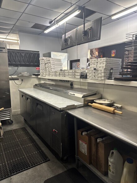 More Photos Of 8235-8239 Tampa Ave, Reseda Freestanding For Lease