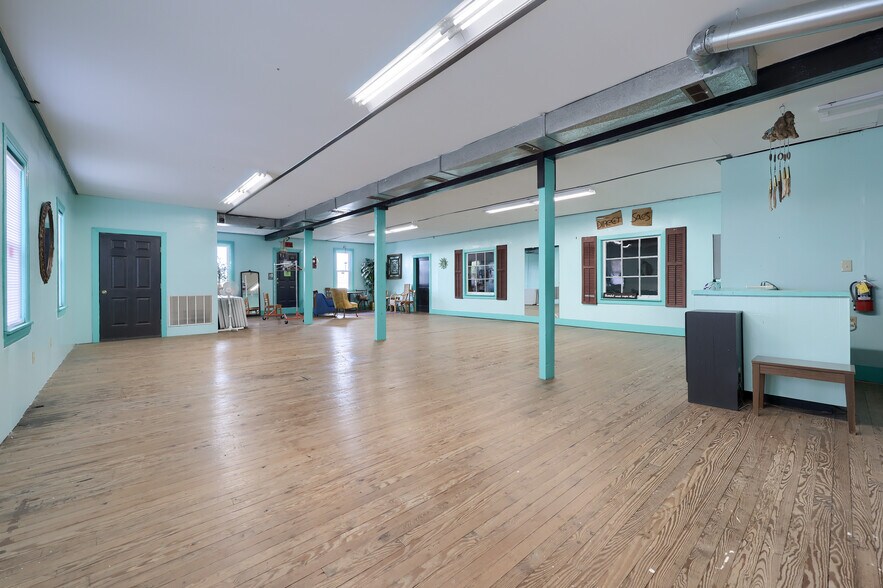 More Photos Of 157 E Broadway, Red Lion Restaurant For Sale