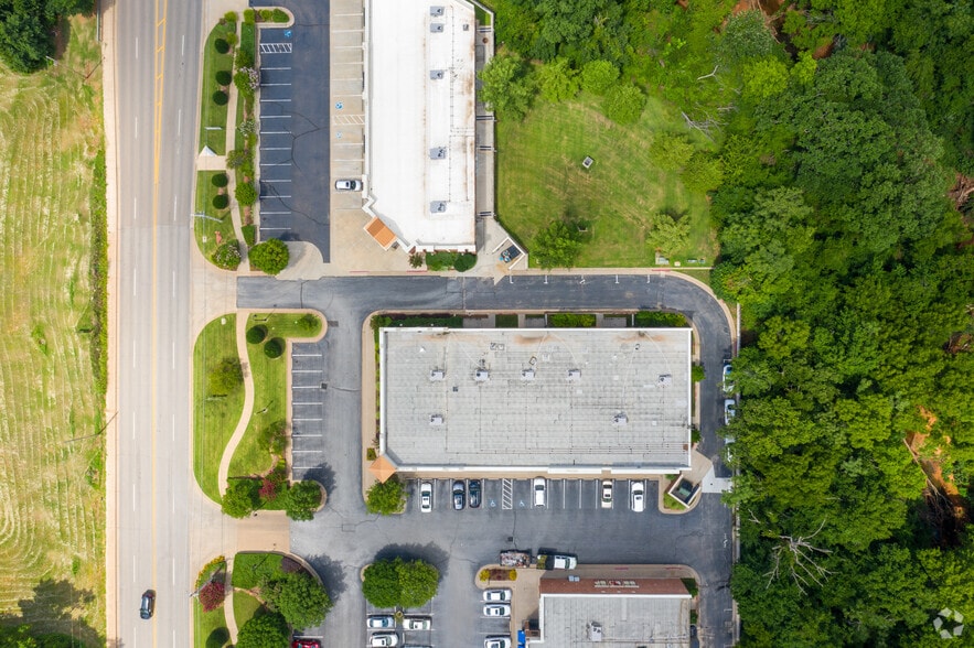 More Photos Of 1489 E 15th St, Edmond Unknown For Lease