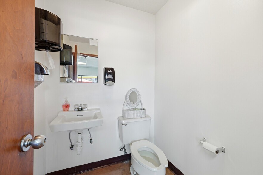 More Photos Of 2350 N Ponce De Leon Blvd, Saint Augustine Service Station For Sale