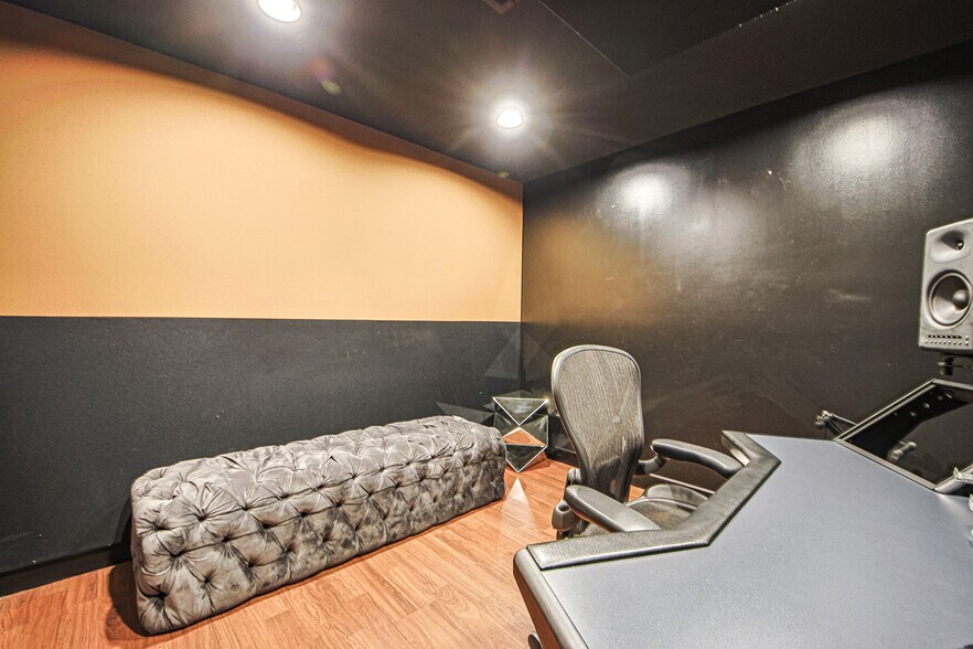 More Photos Of 10800 Ventura Blvd, Studio City Loft Creative Space For Lease