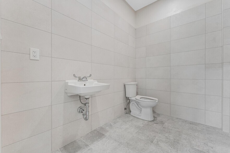 More Photos Of 14525-14570 NW 26th Ave, Opa Locka Manufacturing For Lease