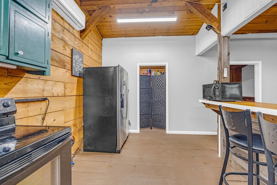 More Photos Of 252 Komplex Dr, Carnesville Warehouse For Sale