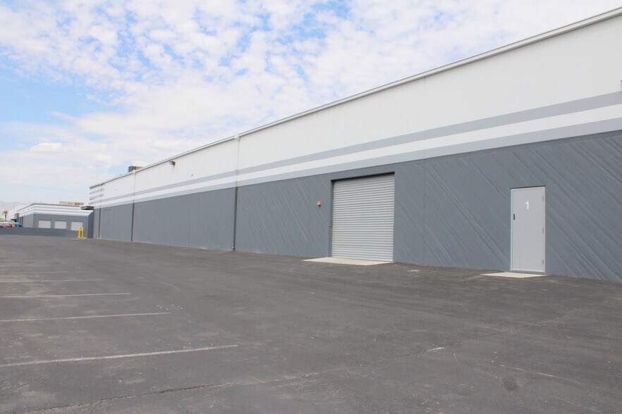 More Photos Of 3950 W Harmon Ave, Las Vegas Warehouse For Lease