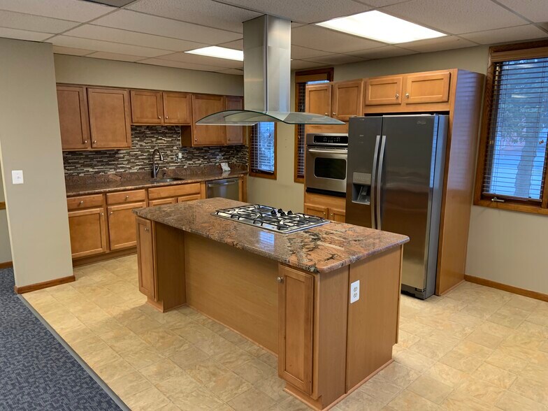 More Photos Of 1640 Axtell Dr, Troy Medical For Lease