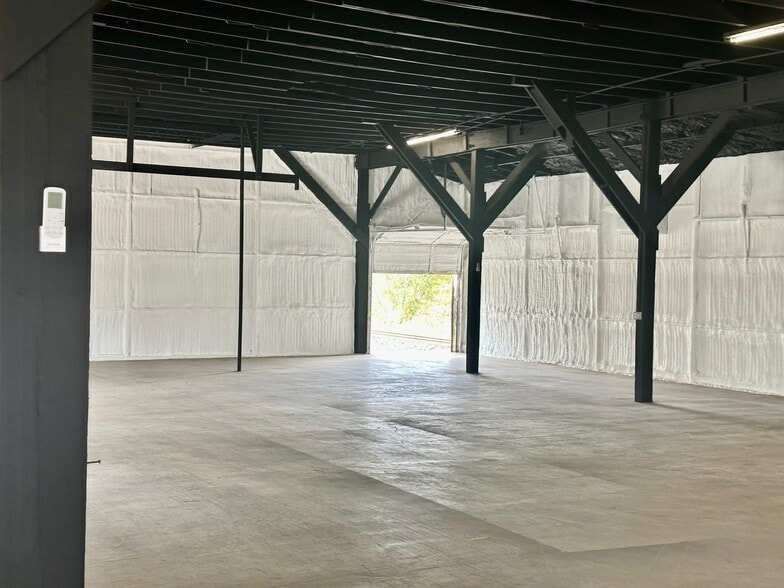 More Photos Of 200-232 W New Braunfels St, Seguin Warehouse For Lease