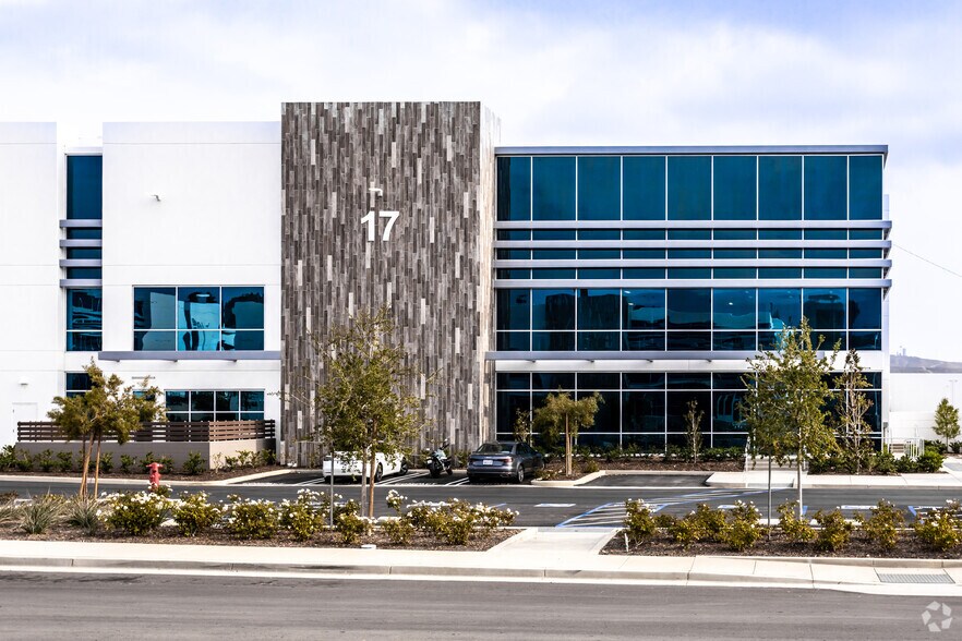 More Photos Of 17 Longitude Way, Corona Unknown For Lease