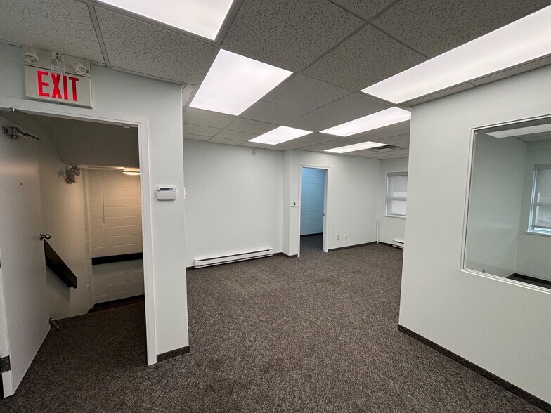 More Photos Of 4125 Mcconnell Dr, Burnaby Warehouse For Lease