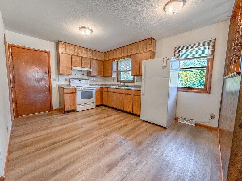 More Photos Of 204 N Walnut St, La Monte Multifamily For Sale