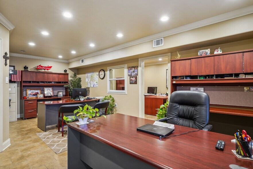 More Photos Of 2501 Florida Ave, Kenner Light Distribution For Sale