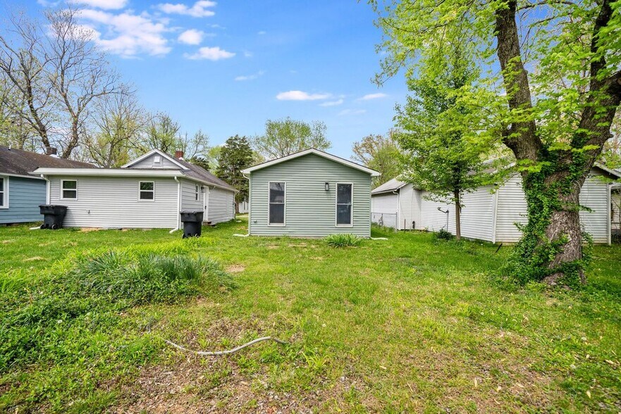 More Photos Of 2550 Broadway St, New Albany Apartments For Sale