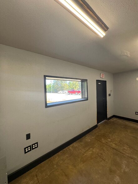 More Photos Of 217 Edison, Benton Warehouse For Lease