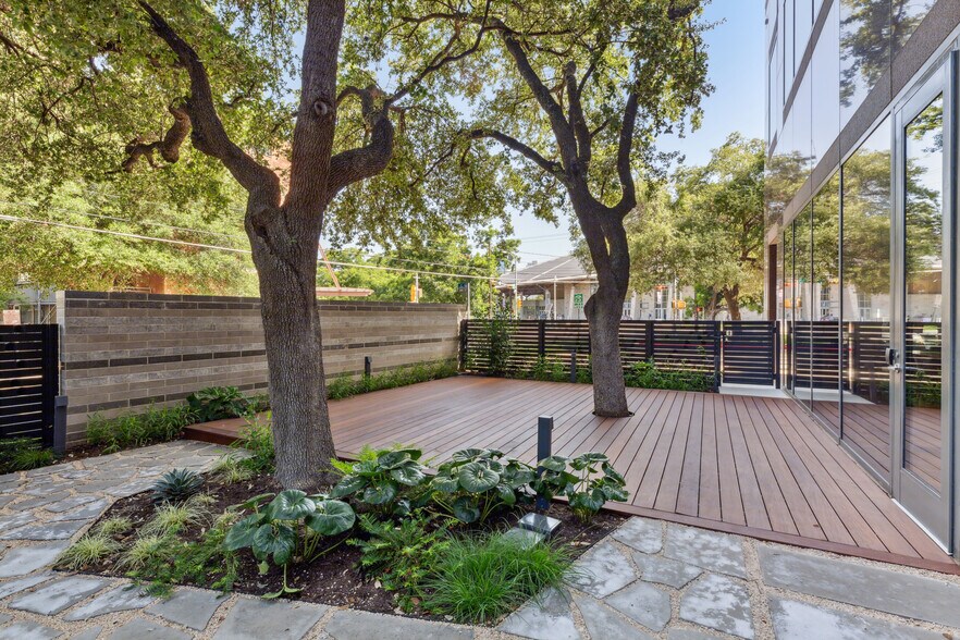 More Photos Of 811 Barton Springs Rd, Austin Office For Lease