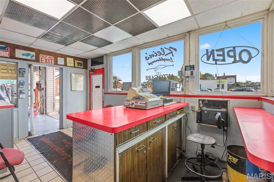 More Photos Of 6821 Morganford Rd, Saint Louis Auto Repair For Sale