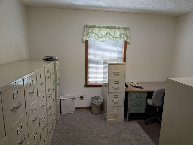 More Photos Of 380 Browns Ln, Coshocton Office For Lease