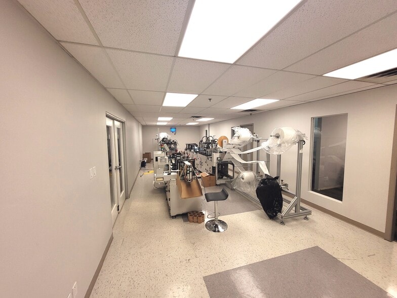 More Photos Of 4413-4433 Dawson St, Burnaby Warehouse For Lease