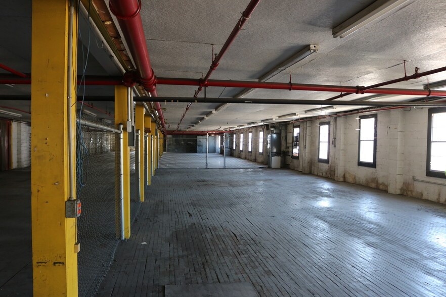 More Photos Of 2415 Lusk St, Guntersville Warehouse For Lease