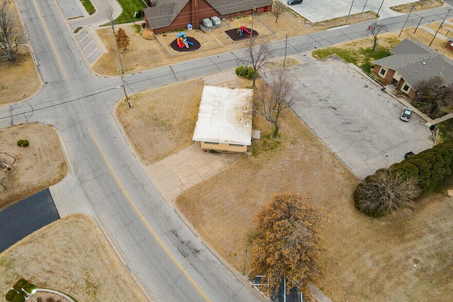 More Photos Of 1601 N State St, Augusta Office For Sale