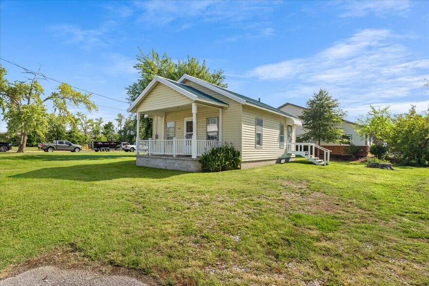 More Photos Of 1201 & 1203 SW I street St, Bentonville Flex For Sale