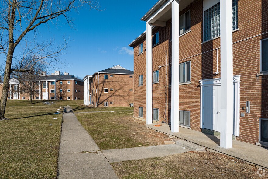 More Photos Of 5474-5484 Bahama Ter, Cincinnati Apartments For Sale