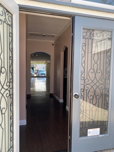 More Photos Of 207 5th St, Huntington Beach Storefront For Lease