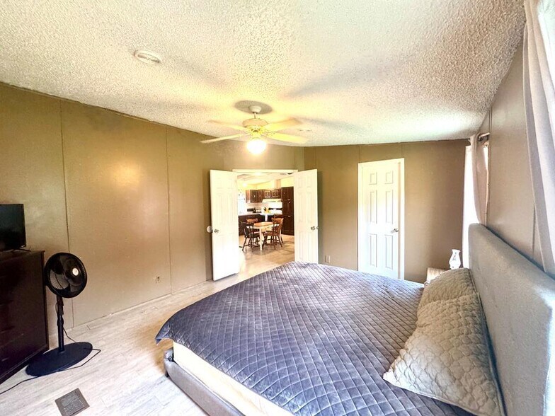 More Photos Of 158 Caloric Rd., Mullens Flex For Sale