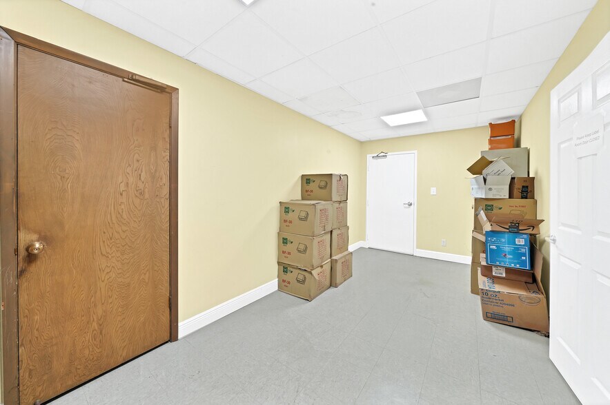 More Photos Of 1313 Cedar Post Ln, Houston Warehouse For Sale