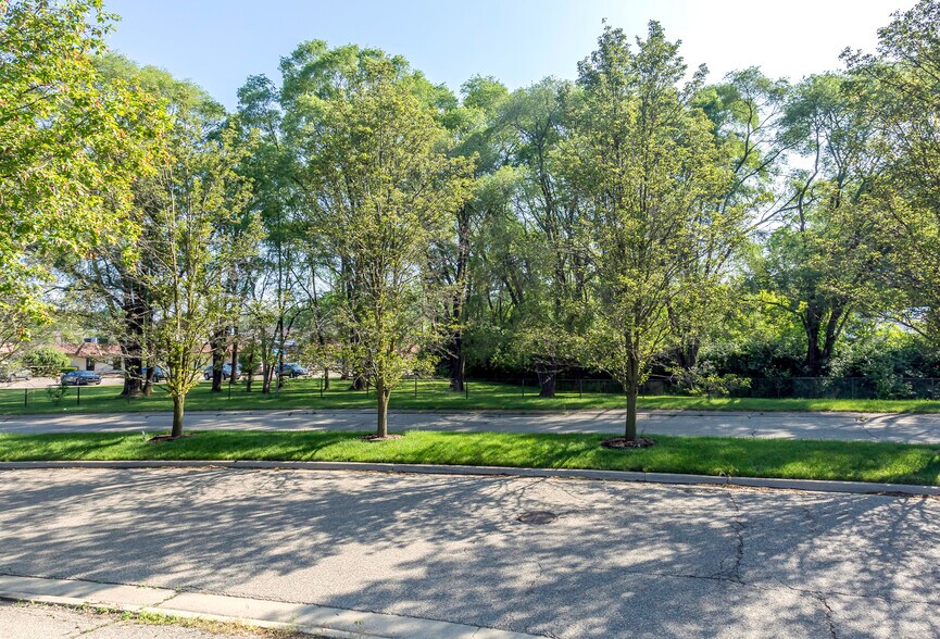 More Photos Of 4060 W Maple Rd, Bloomfield Township Medical For Lease