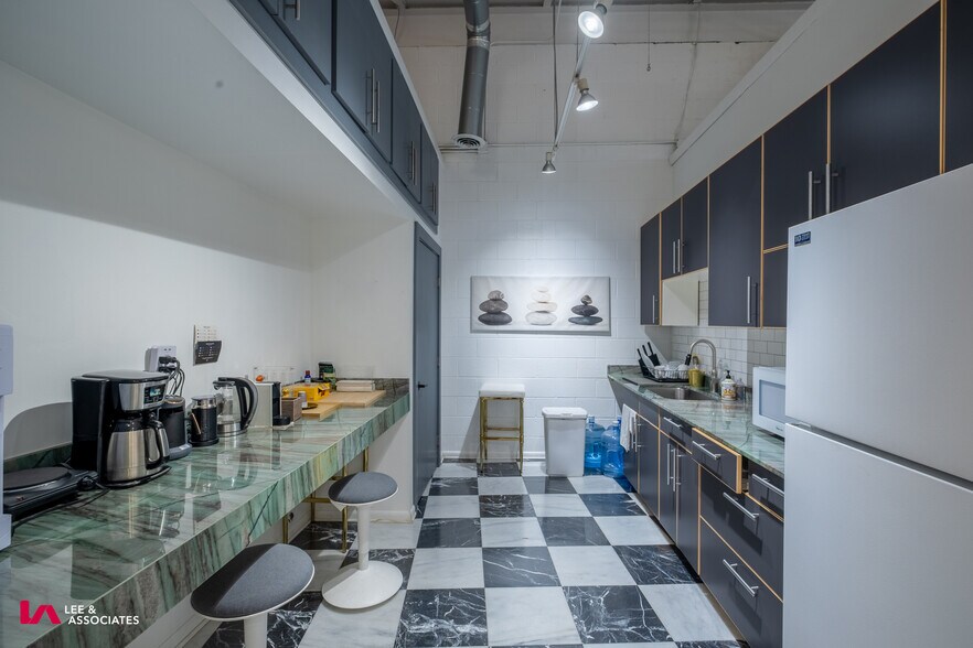 More Photos Of 729-743 Lambert Dr NE, Atlanta Light Distribution For Sale