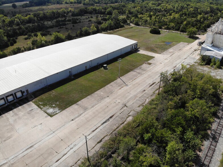 More Photos Of 5725 Howard Bush Dr, Neosho Distribution For Lease