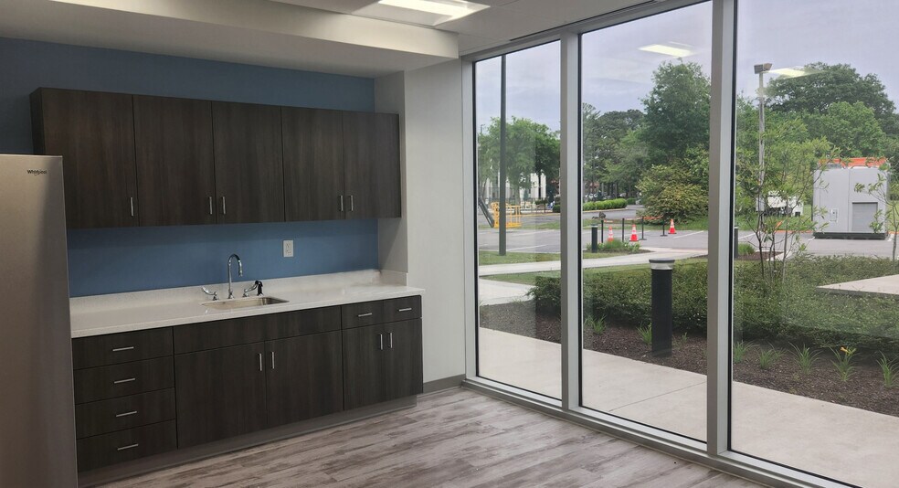 More Photos Of 160 Newtown Rd, Virginia Beach Office For Lease