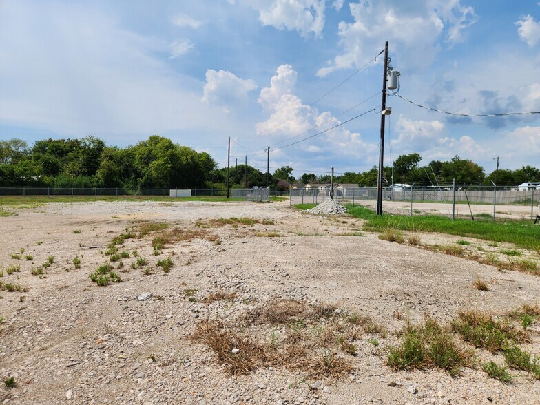 More Photos Of 2715 County Road 146, Alvin Land For Lease