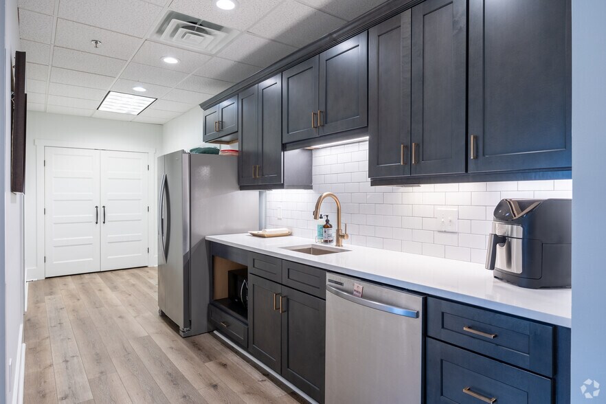 More Photos Of 284 S Main St, Alpharetta Unknown For Lease