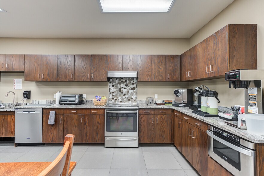 More Photos Of 5241 98th St, Lubbock Office For Sale