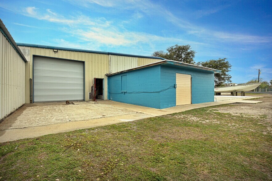 More Photos Of 206 Highway 35 S, Rockport Manufacturing For Sale