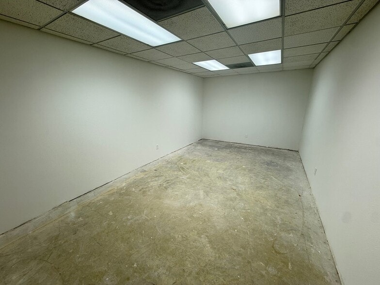 More Photos Of 1011 E 7th St, Odessa Office For Lease