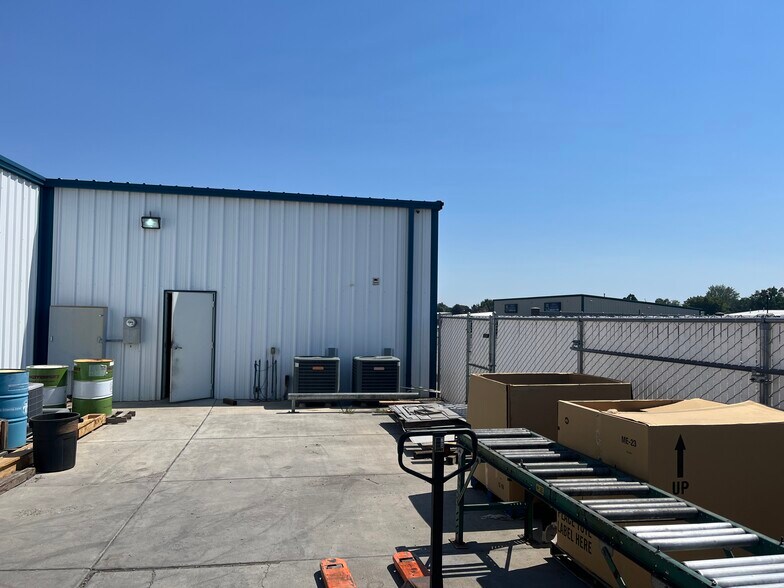 More Photos Of 1893 Airport Way, Richland Distribution For Lease