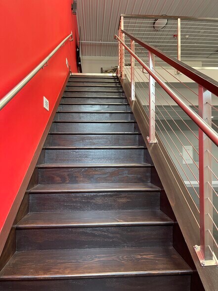 More Photos Of 2220 Ferry Rd, Naperville Showroom For Sale