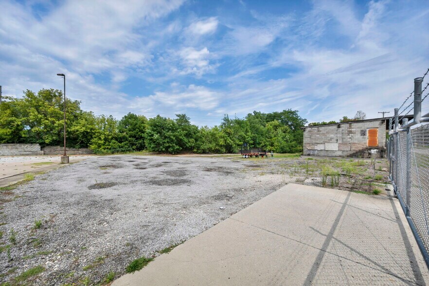 More Photos Of 215 W Bridge St, Elyria General Retail For Sale