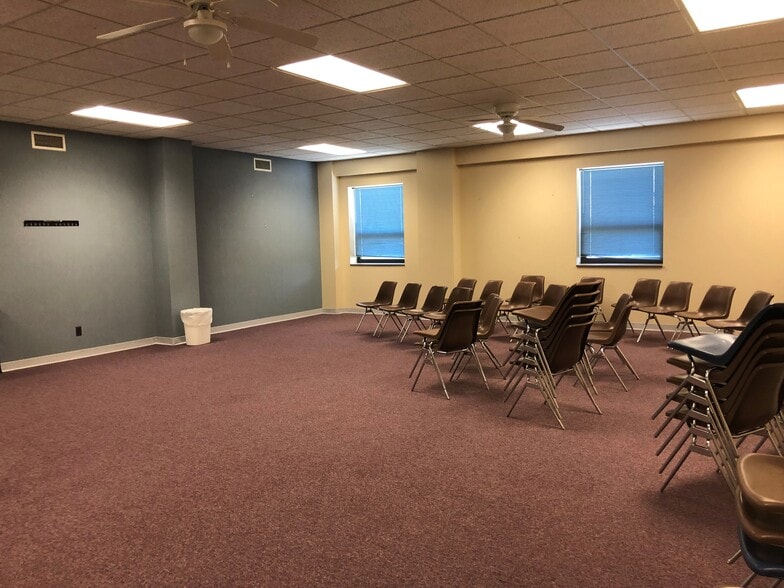 More Photos Of 302 N Broadway Ave, Wichita Religious Facility For Lease